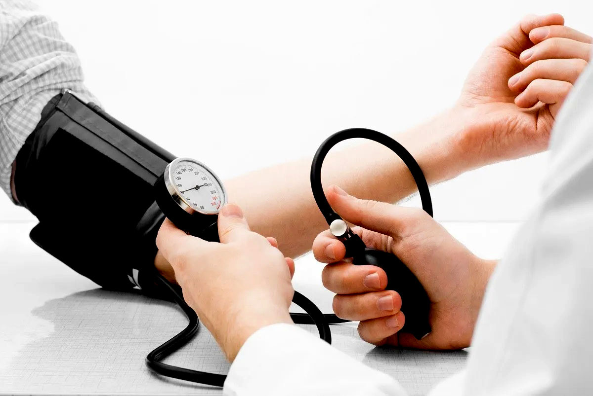 يوم طبي مجاني في مخيم إربد بعنوان “الوفاء للقائد”