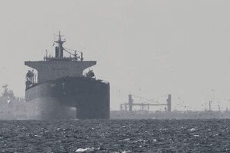 إطلاق نار على ناقلة قرب عُمان وسط تصعيد في مضيق هرمز وإعادة إغلاقه