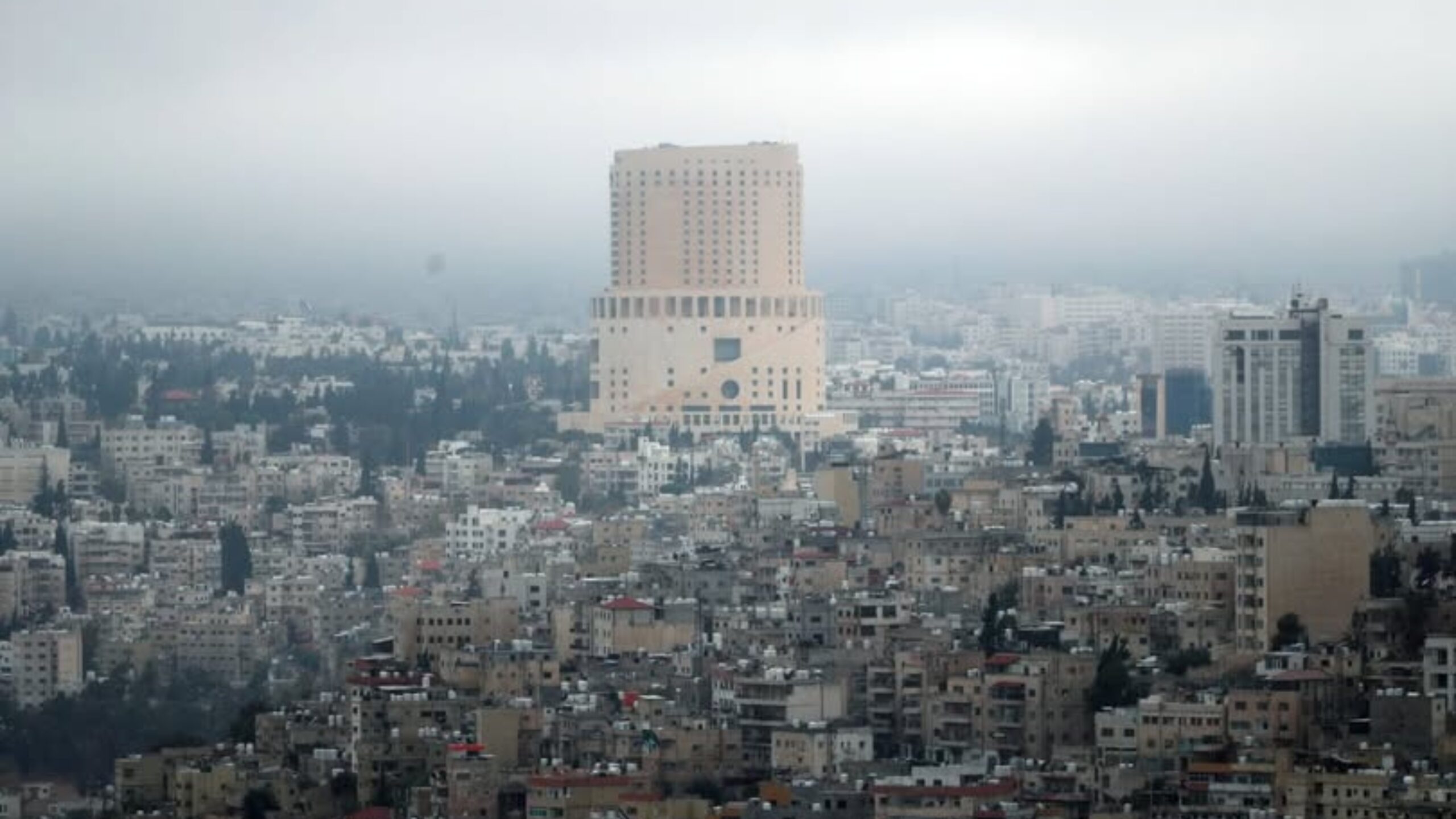 انخفاض طفيف على الحرارة وأجواء لطيفة مع تحذيرات من الضباب والغبار