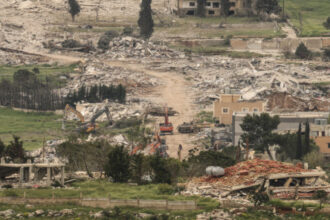 تحذيرات إسرائيلية لسكان جنوب لبنان رغم سريان وقف إطلاق النار