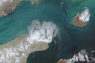 تعطل شبه كامل لحركة الشحن في مضيق هرمز وسط تصاعد التوتر بين الولايات المتحدة وإيران