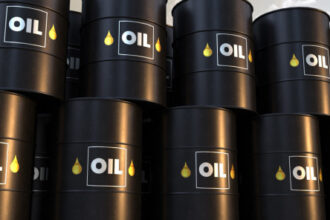 ترامب يدرس تمديد إعفاء قانون جونز لكبح أسعار الوقود