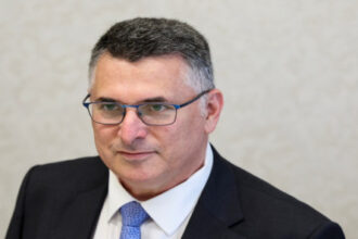 ساعر يدعو لبنان للتعاون ضد حزب الله عشية محادثات في واشنطن