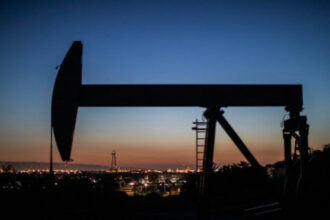 ارتفاع أسعار النفط رغم تمديد وقف إطلاق النار واستمرار إغلاق هرمز