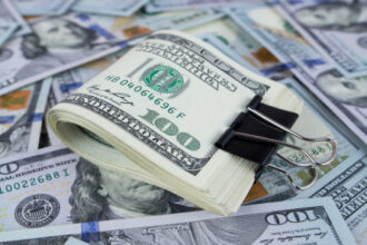 الدولار قرب أعلى مستوى في أسبوع ونصف وسط توتر إيران ومخاوف الطاقة