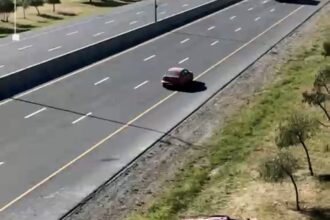 الأمن العام يطلق مبادرة “الصدمة البصرية” بمركبة متضررة على طريق المطار لتوعية السائقين