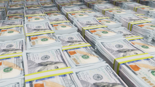 الدولار يتجه لتحقيق أول مكاسب أسبوعية منذ ثلاثة أسابيع مع تعثر مفاوضات إيران