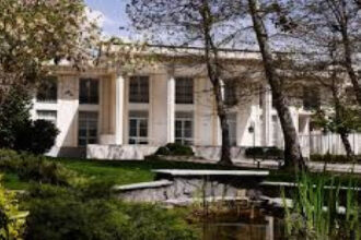 سويسرا تبدأ إعادة فتح سفارتها في إيران تدريجياً بعد إغلاق مؤقت