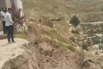 إغلاق مسجد الهيدان في ذيبان احترازياً بعد انهيارات ترابية تهدد سلامته