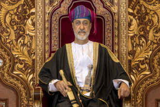 سلطان عُمان يستقبل وزير الخارجية الإيراني ويبحثان تطورات المنطقة