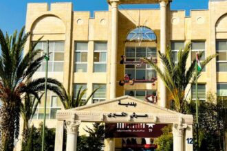 بلدية جرش تزيل لوحات إعلانية مخالفة ضمن حملة تنظيمية