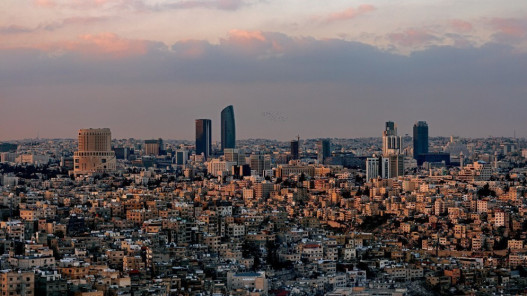 طقس لطيف الثلاثاء مع زخات مطرية وتحذيرات من الضباب والانزلاق