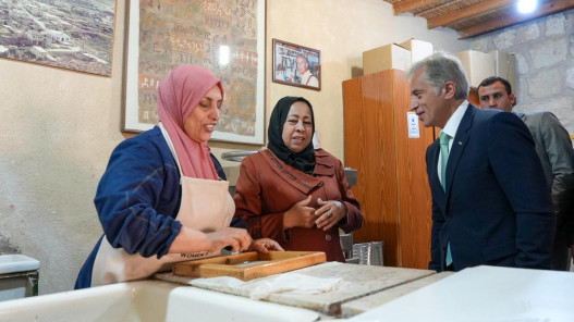 رئيس الوزراء يتفقد مواقع في وادي السير ويصدر توجيهات خدمية وتنموية