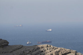 “مبارز” تعبر هرمز في أول مرور منذ إغلاق الممر الاستراتيجي