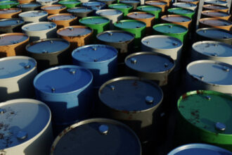 أسعار النفط تتراجع رغم استمرار اضطرابات الإمدادات بسبب حرب إيران وتوتر مضيق هرمز