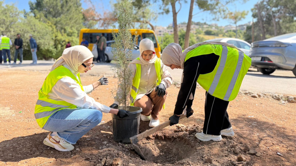 هيئة شباب كلنا الأردن تطلق أنشطة تطوعية لتعزيز النظافة وحماية البيئة في متنزه الاستقلال