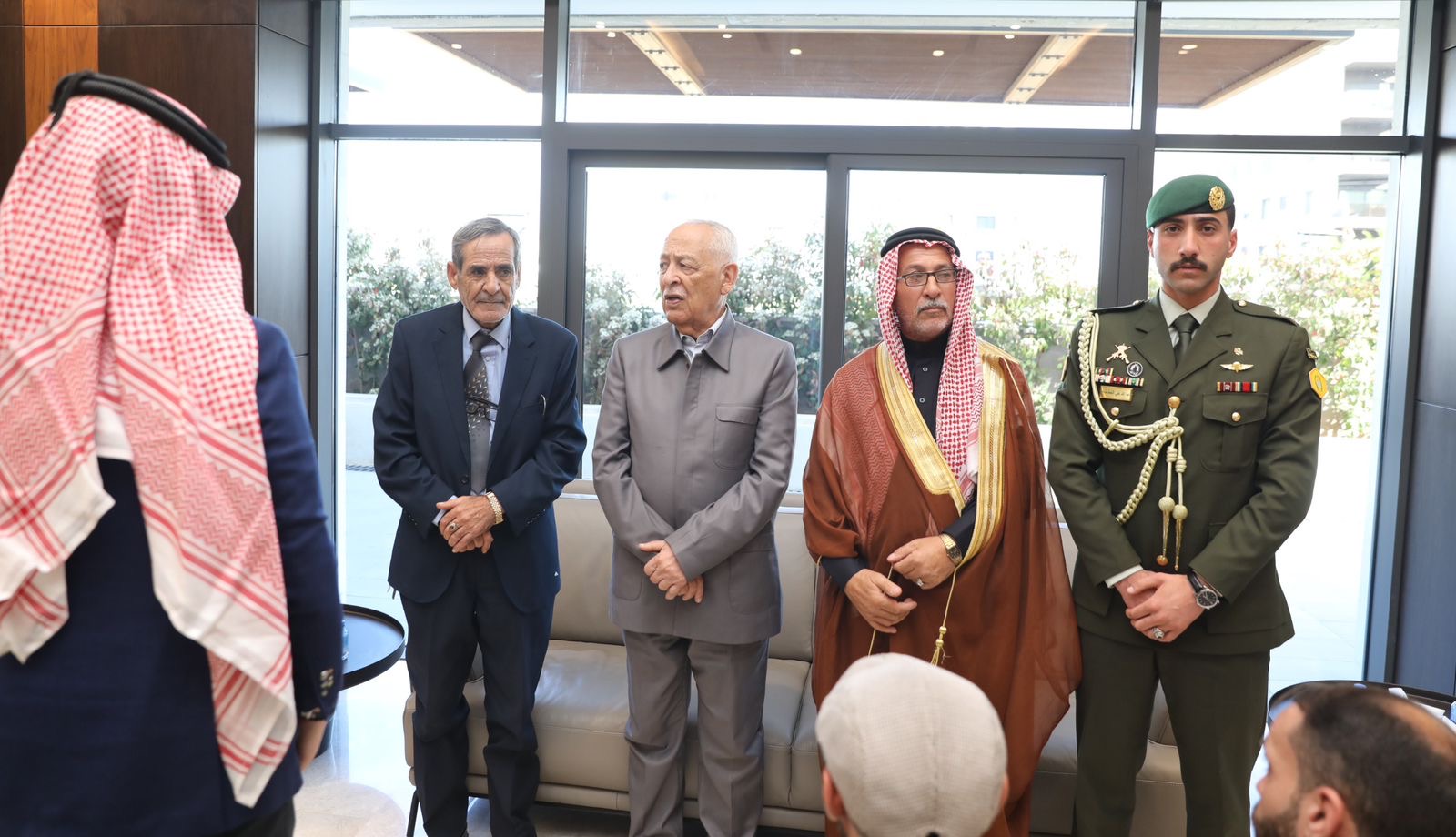 مندوبا عن الملك وولي العهد ..رئيس الديوان الملكي يعزي إل إرشيد وعشيرتي الحديد والمجالي