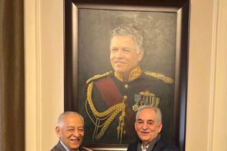 الحباشنة يهدي جلالة الملك كتابه ( من ذاكرة القلم )