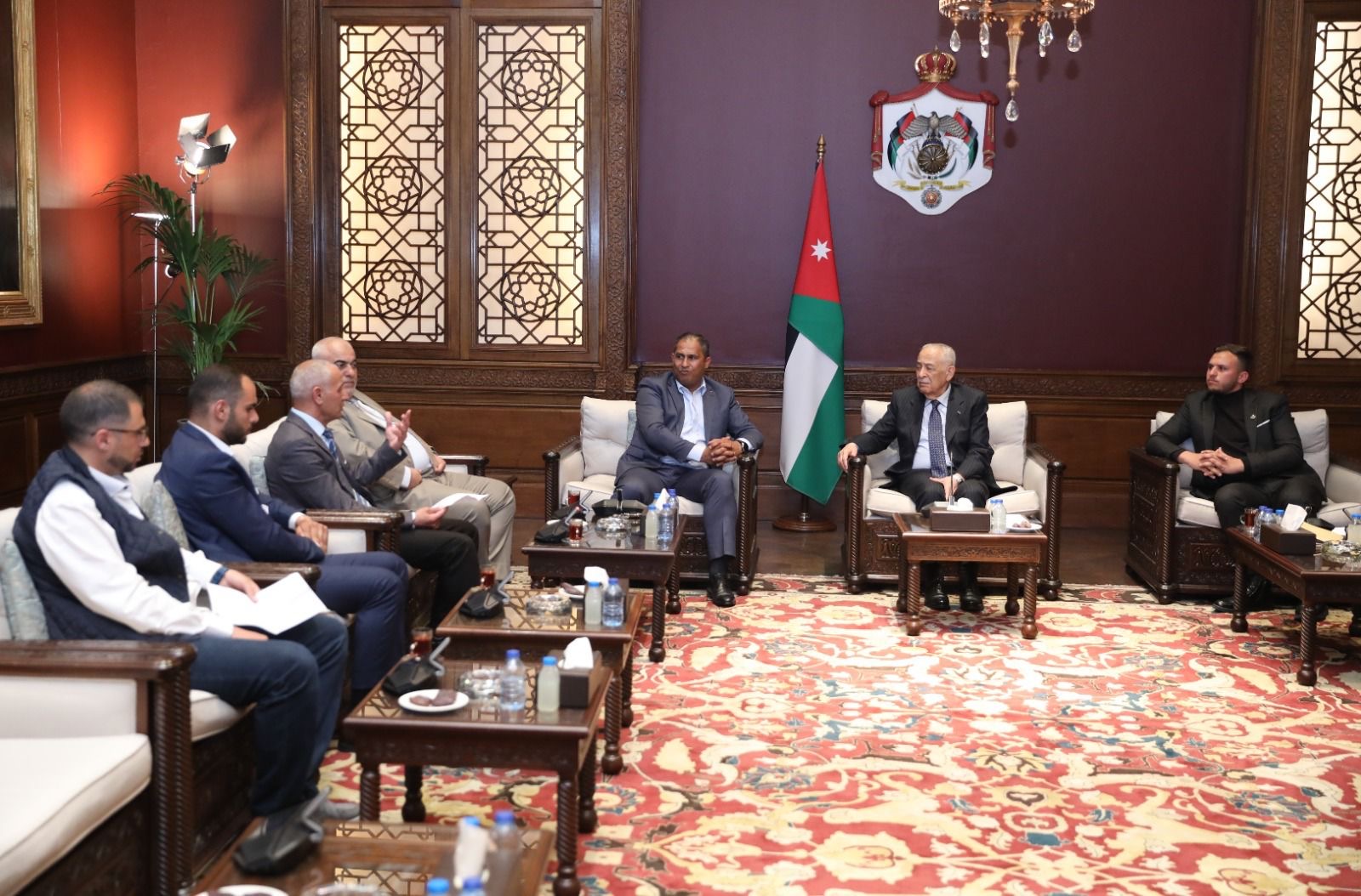 رئيس الديوان الملكي الهاشمي يلتقي وفدا من "أكاديمية شباب الكرك"