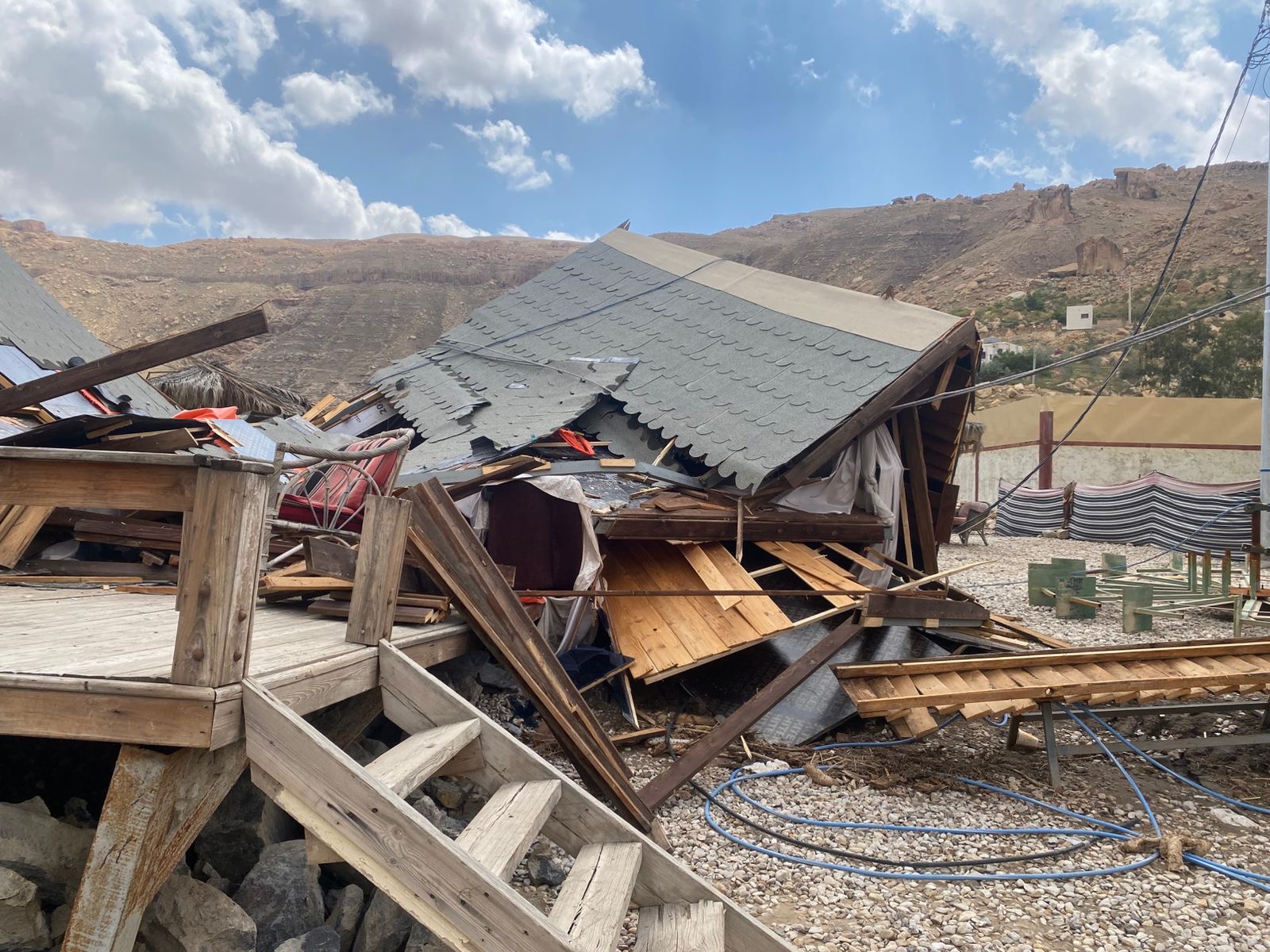 فيديو وصور.. عامود ضغط عاليا يدمر منشآت سياحية بمنطقة البربيطة في محافظة الطفيلة