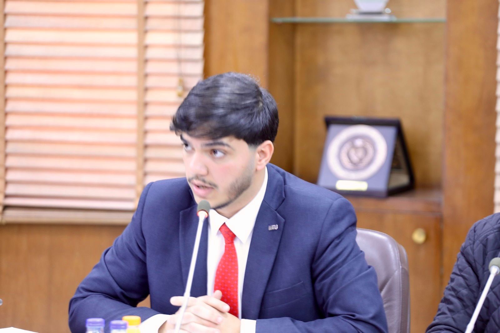 العودات يلتقي البرلمان الطلابي في جامعة الشرق الأوسط