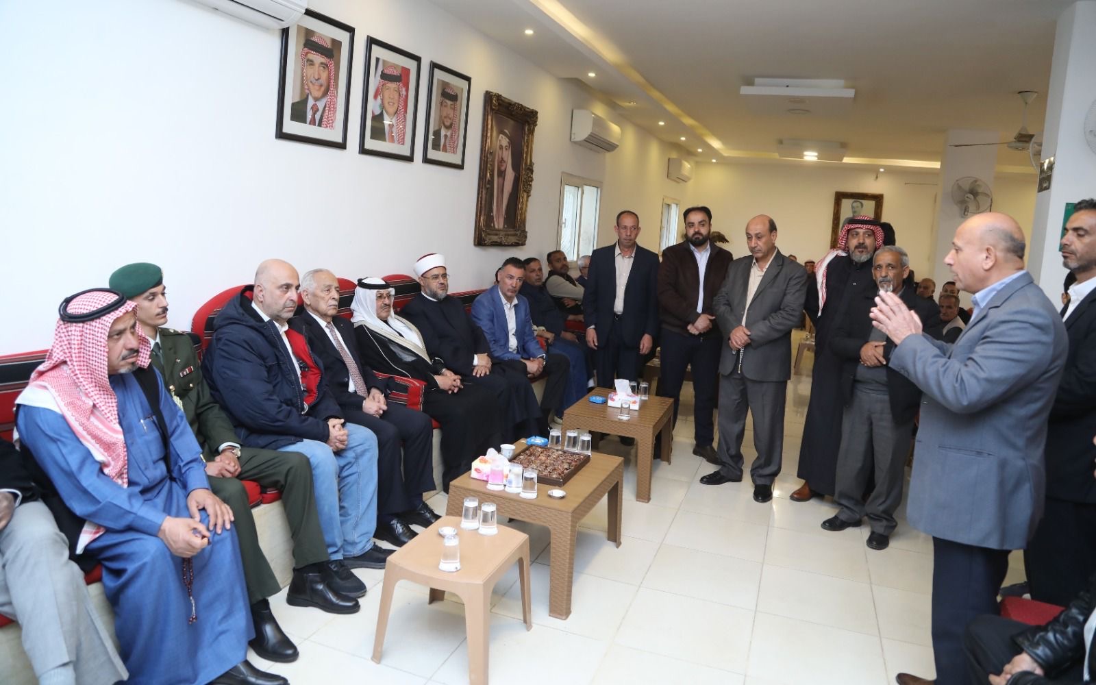 العيسوي ينقل تعازي الملك وولي العهد إلى عشائر الخلايلة والسواعير وزنون والطيب والحنيطي