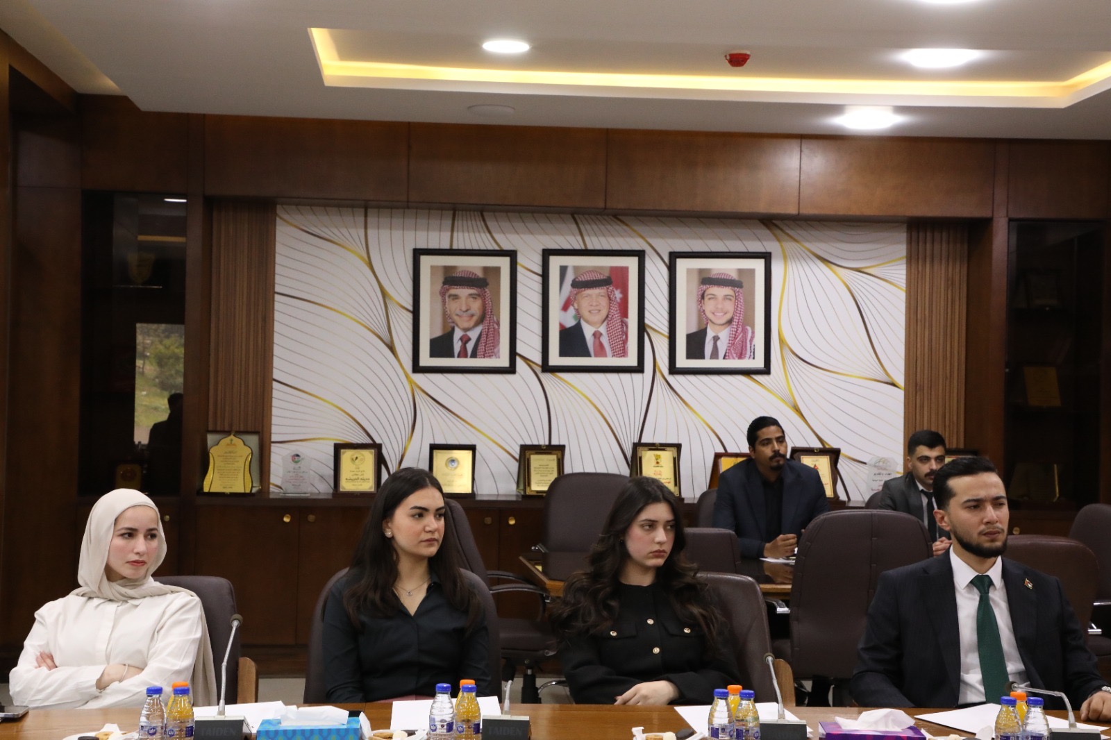 العودات يلتقي طلبة من كلية الحقوق بالجامعة الأردنية