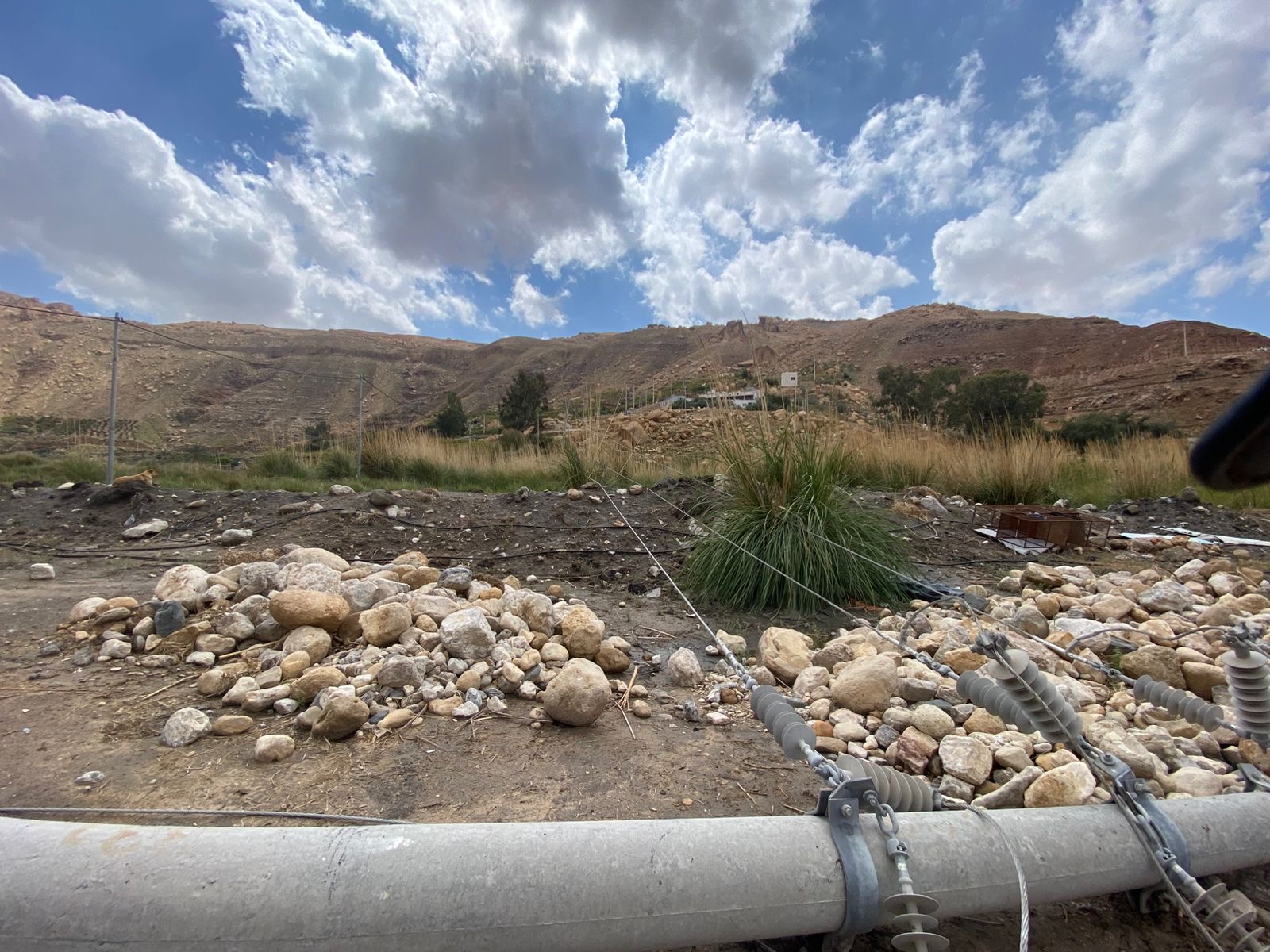 فيديو وصور.. عامود ضغط عاليا يدمر منشآت سياحية بمنطقة البربيطة في محافظة الطفيلة