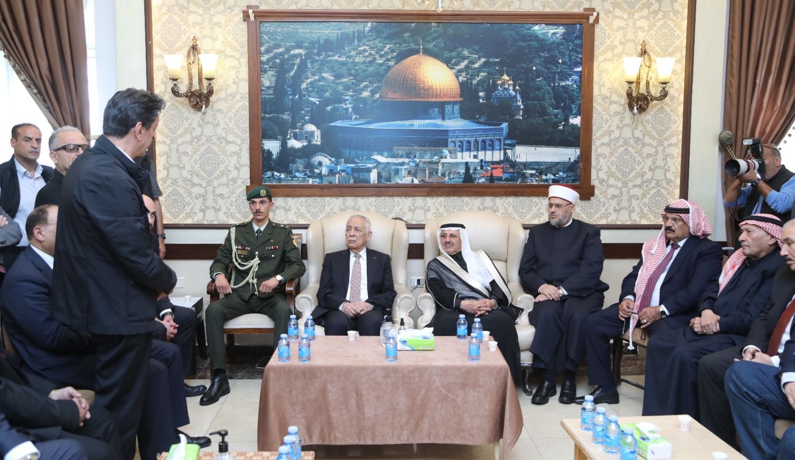 العيسوي ينقل تعازي الملك وولي العهد إلى عشائر الخلايلة والسواعير وزنون والطيب والحنيطي