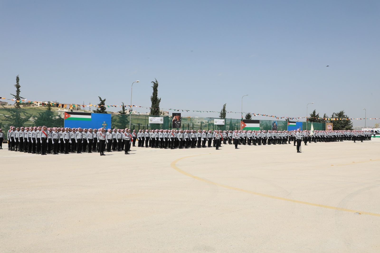 مدير الأمن العام يرعى حفل تخريج طلبة كلية الدفاع المدني