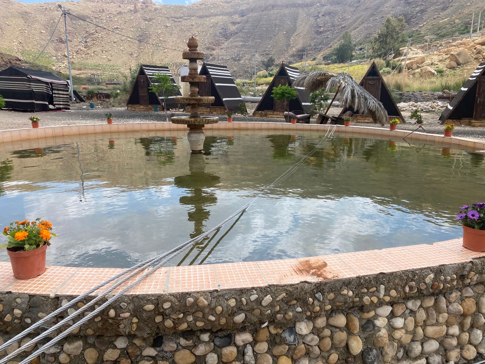 فيديو وصور.. عامود ضغط عاليا يدمر منشآت سياحية بمنطقة البربيطة في محافظة الطفيلة