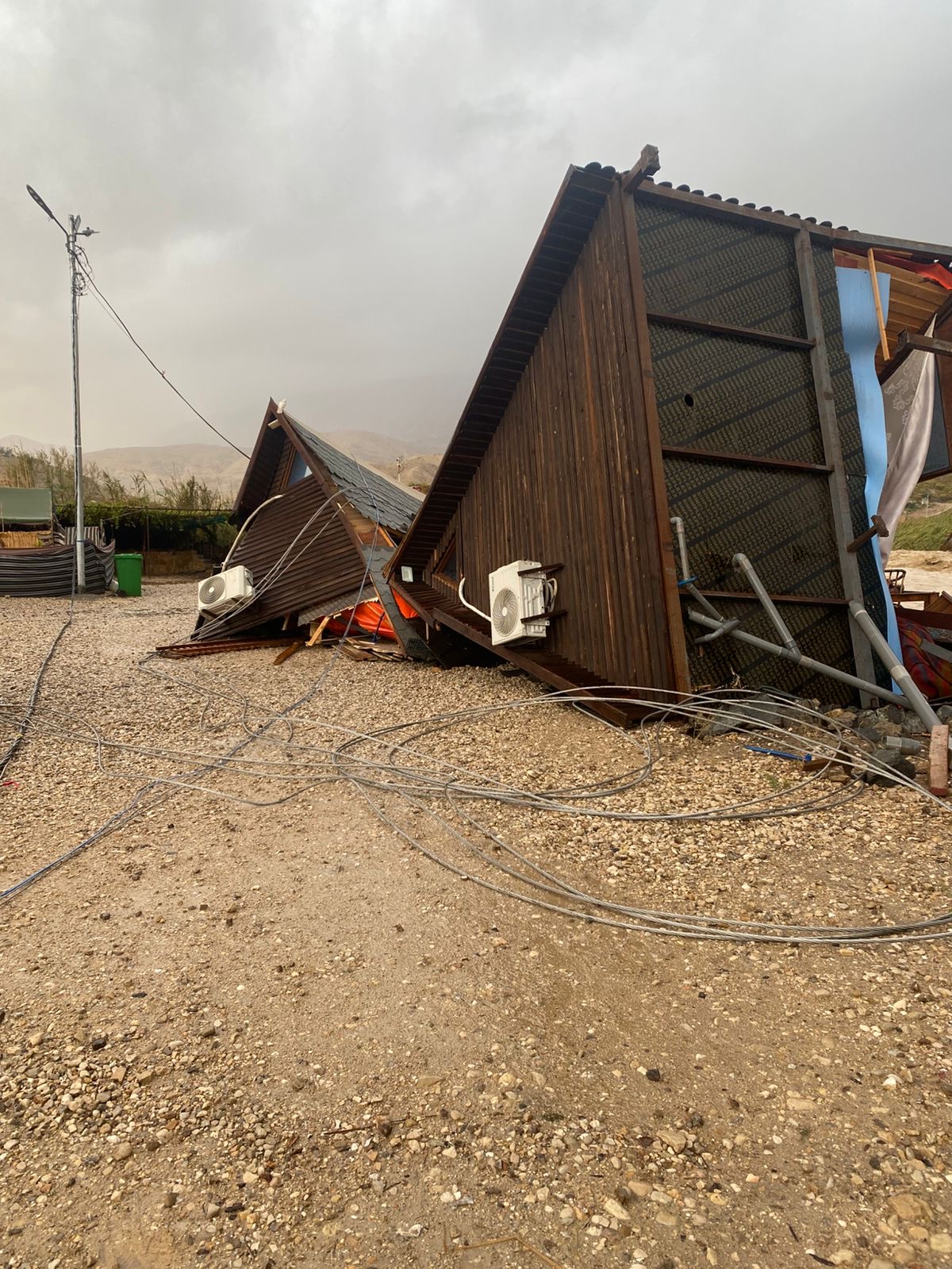 فيديو وصور.. عامود ضغط عاليا يدمر منشآت سياحية بمنطقة البربيطة في محافظة الطفيلة