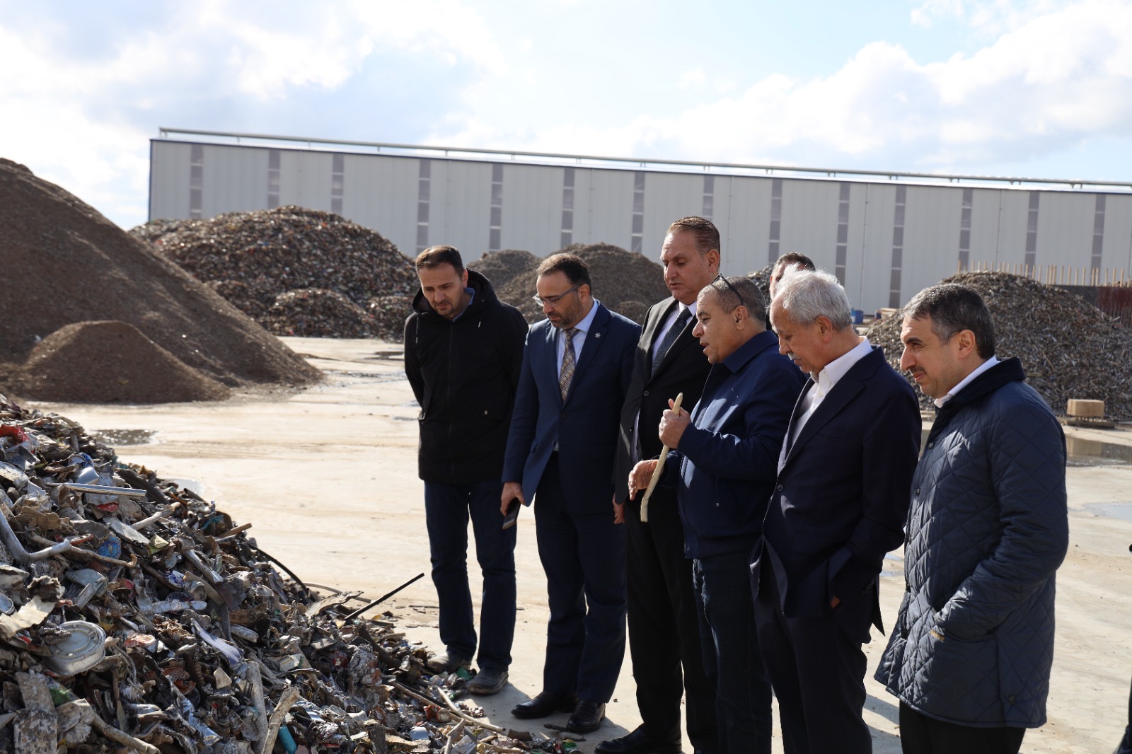 وزير البيئة يزور مصنع “معادن المدينة” ويؤكد تشجيع وتعزيز مشاريع إعادة التدوير والاقتصاد الأخضر