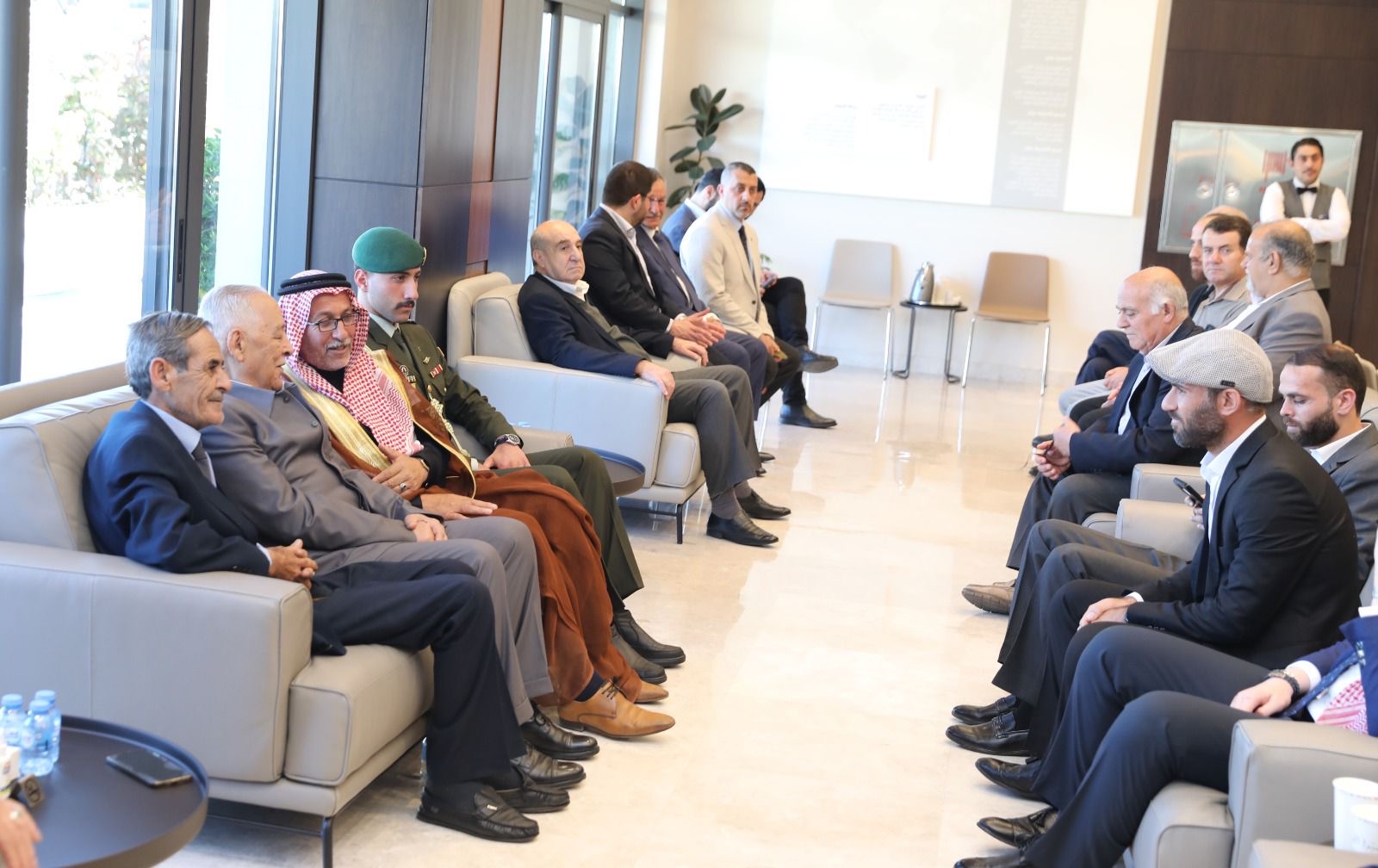 مندوبا عن الملك وولي العهد ..رئيس الديوان الملكي يعزي إل إرشيد وعشيرتي الحديد والمجالي