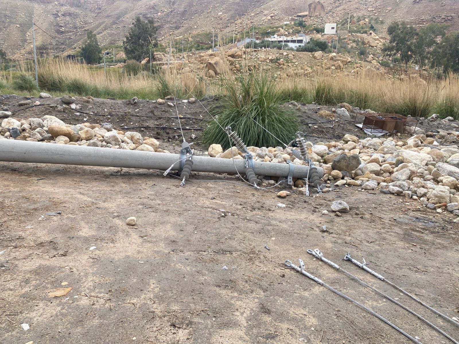 فيديو وصور.. عامود ضغط عاليا يدمر منشآت سياحية بمنطقة البربيطة في محافظة الطفيلة