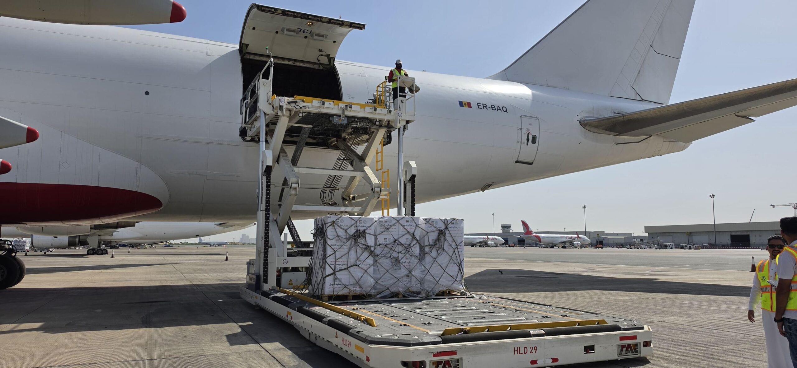 بدعم من وكالة الإمارات للمساعدات الدولية .. بتوجيهات من حاكم عجمان انطلاق طائرة إغاثة لغزة تحمل 3300 طرد غذائي