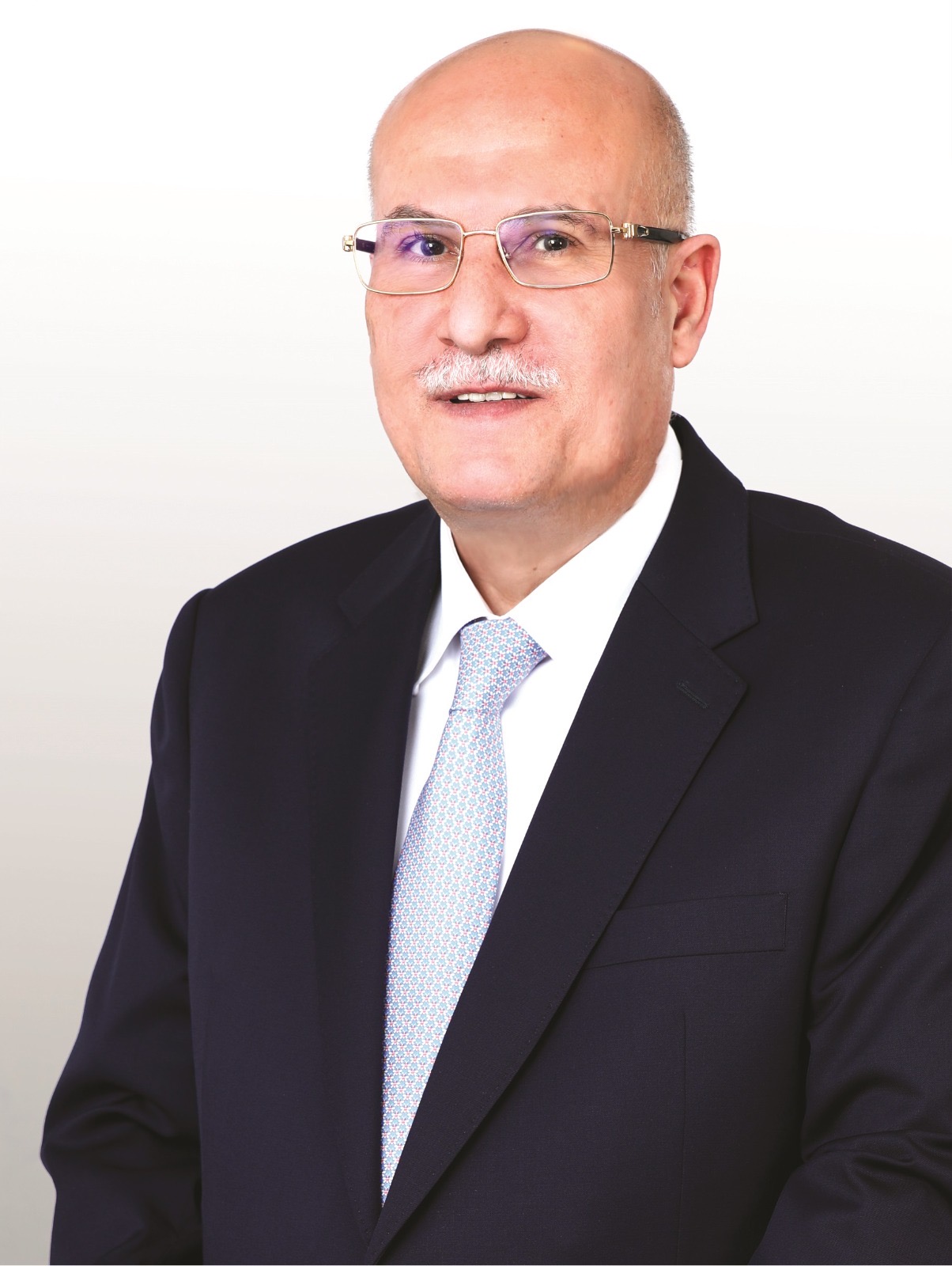 بعد مسيرة مهنية متميزة.. "الأهلي" يودّع رئيسه التنفيذي د. أحمد الحسين ويعلن تعيين "أبو عيدة" لقيادة المرحلة المقبلة