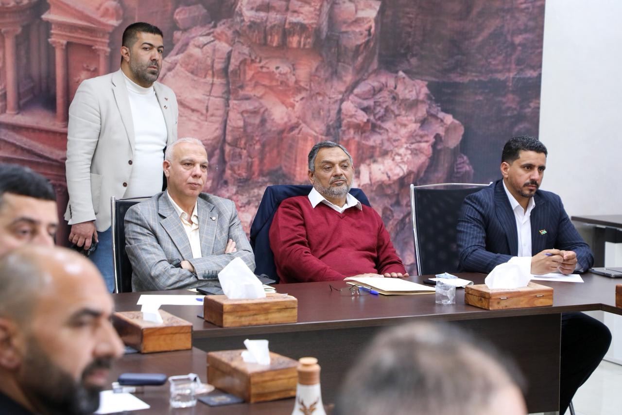 وزير السياحة والآثار يترأس اجتماعاً موسعاً في البترا لبحث دعم القطاع السياحي وتعزيز استدامته