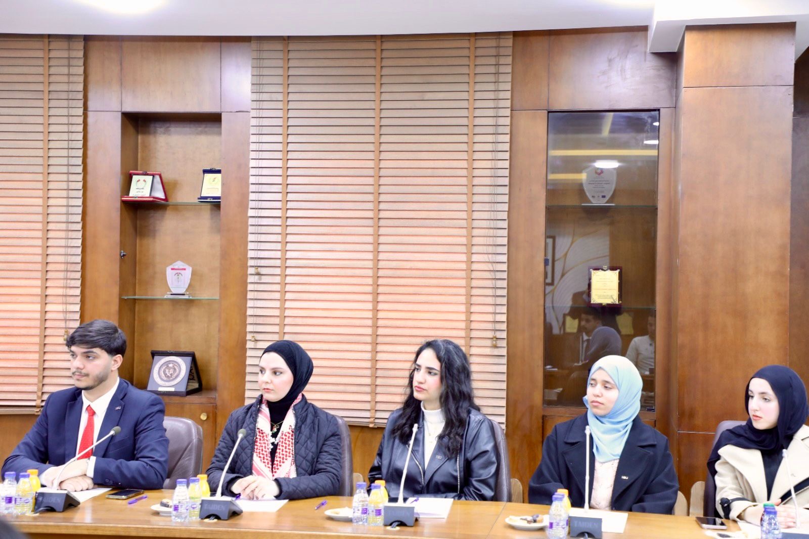 العودات يلتقي البرلمان الطلابي في جامعة الشرق الأوسط