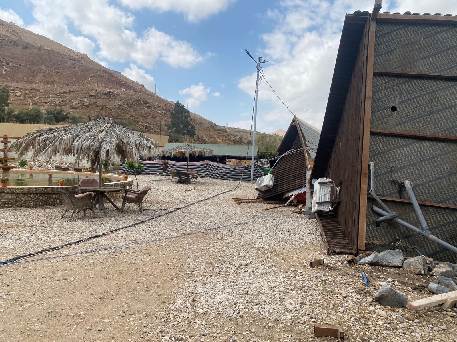 فيديو وصور.. عامود ضغط عاليا يدمر منشآت سياحية بمنطقة البربيطة في محافظة الطفيلة