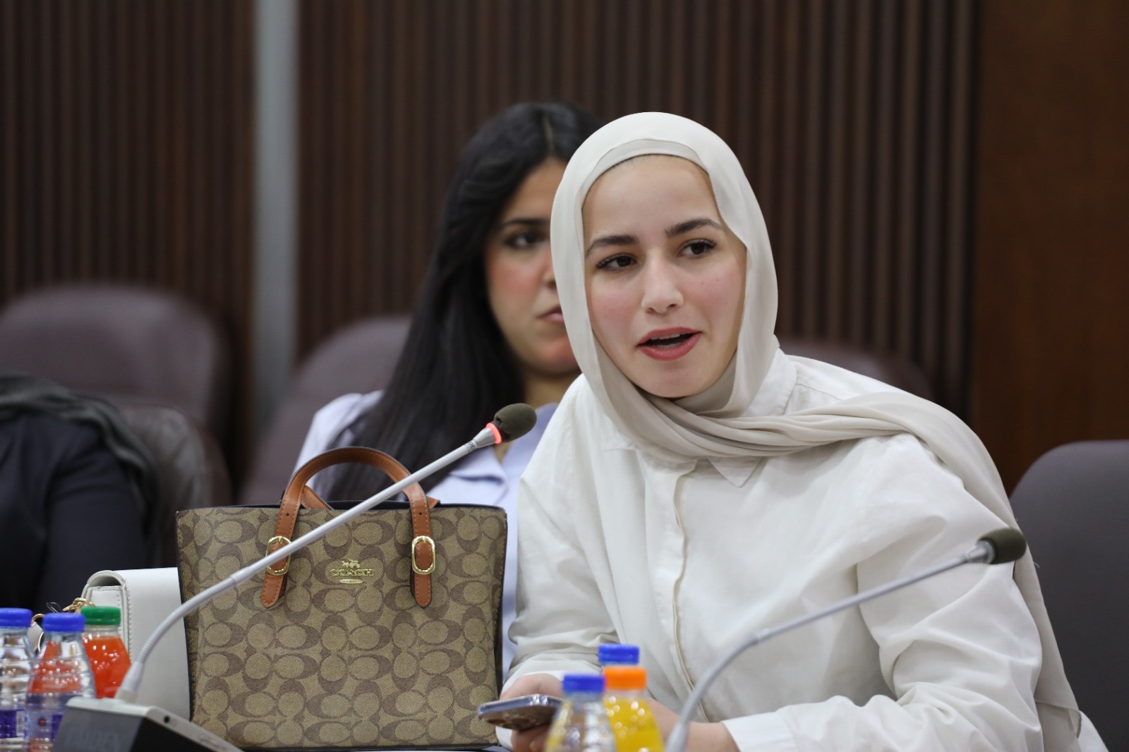 العودات يلتقي طلبة من كلية الحقوق بالجامعة الأردنية