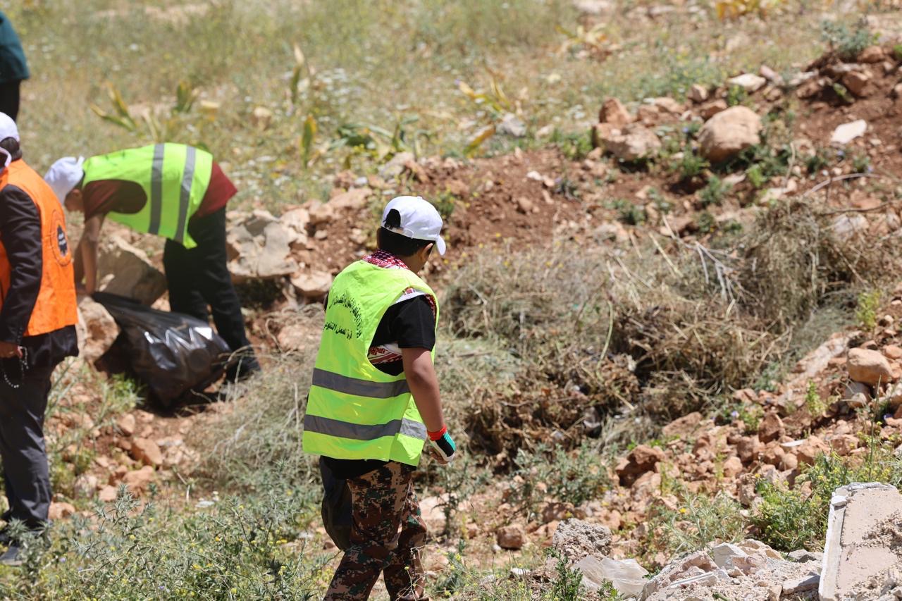 وزارة السياحة تنفذ حملات نظافة في مواقع سياحية بالبلقاء لتعزيز الوعي البيئي