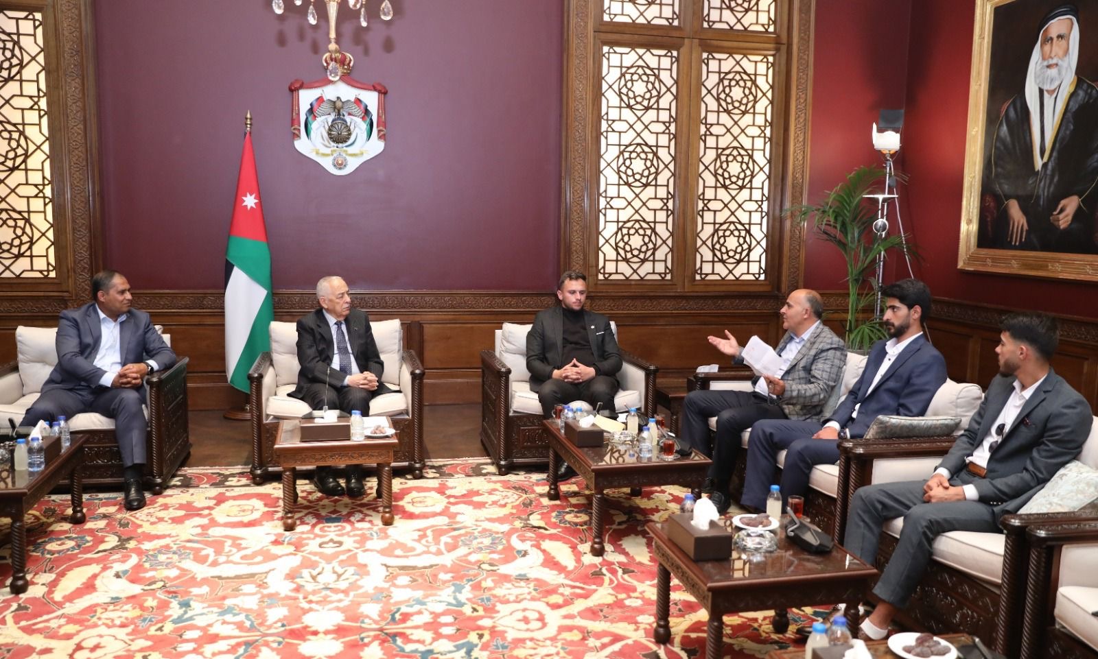 رئيس الديوان الملكي الهاشمي يلتقي وفدا من "أكاديمية شباب الكرك"