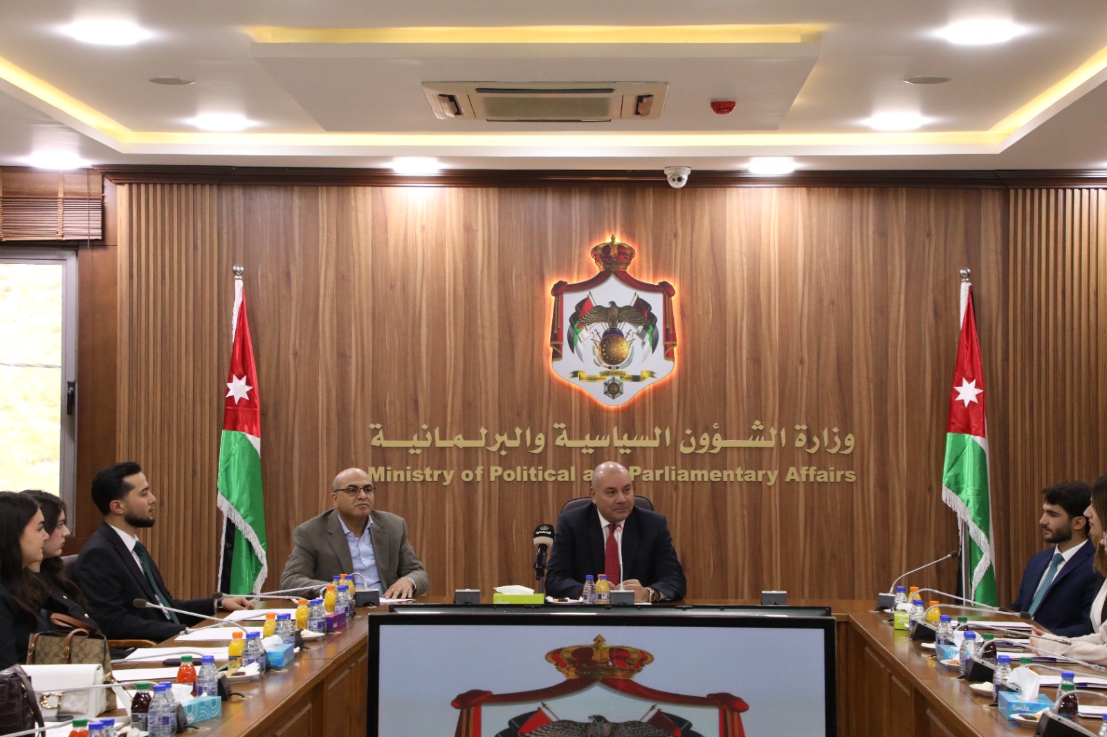 العودات يلتقي طلبة من كلية الحقوق بالجامعة الأردنية