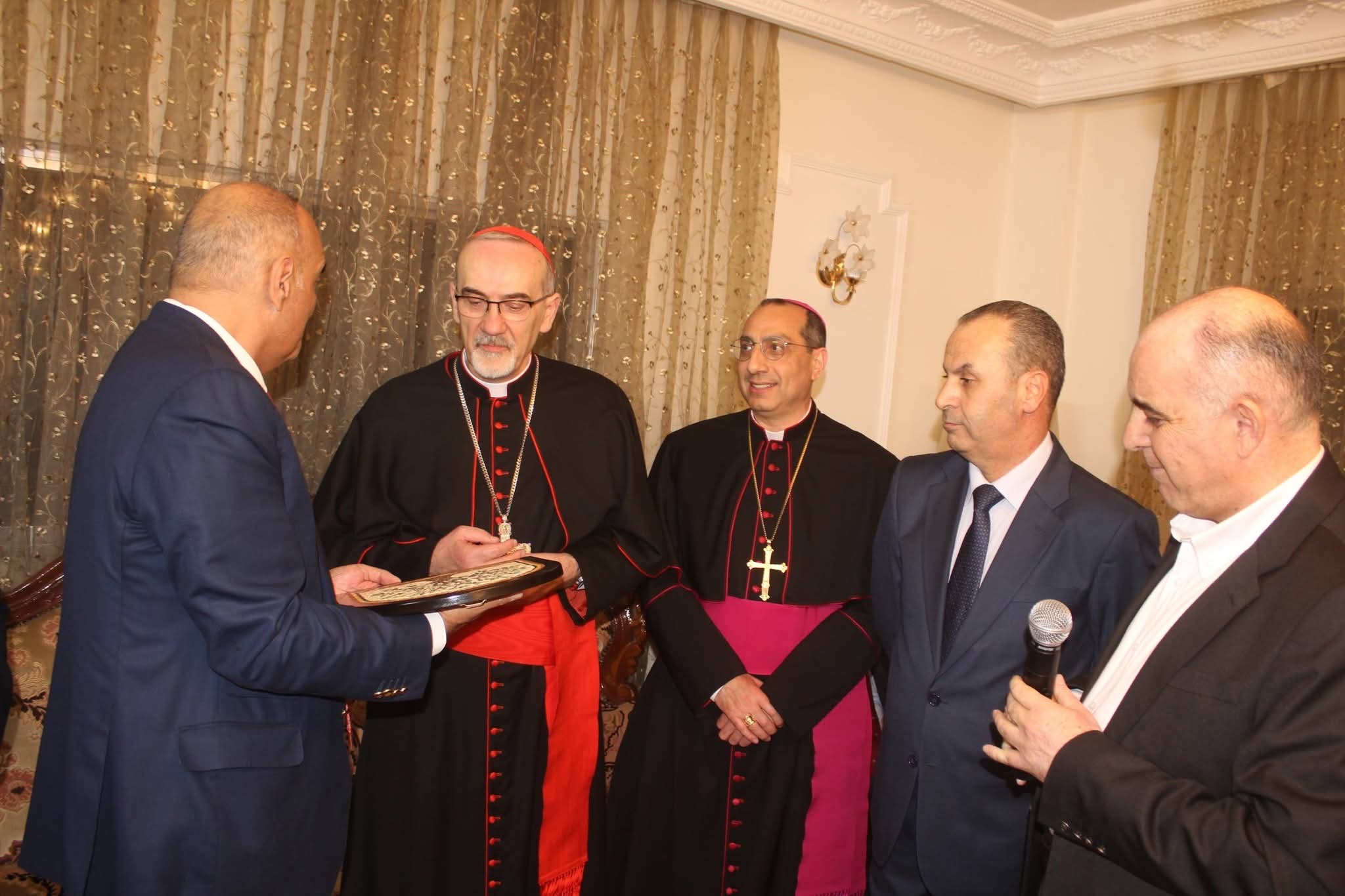 بحضور دولة الدكتور بشر الخصاونة… الدكتور خلدون نصير يُقيم مأدبة ترحيبية بالكاردينال بيتسابالا في الحصن