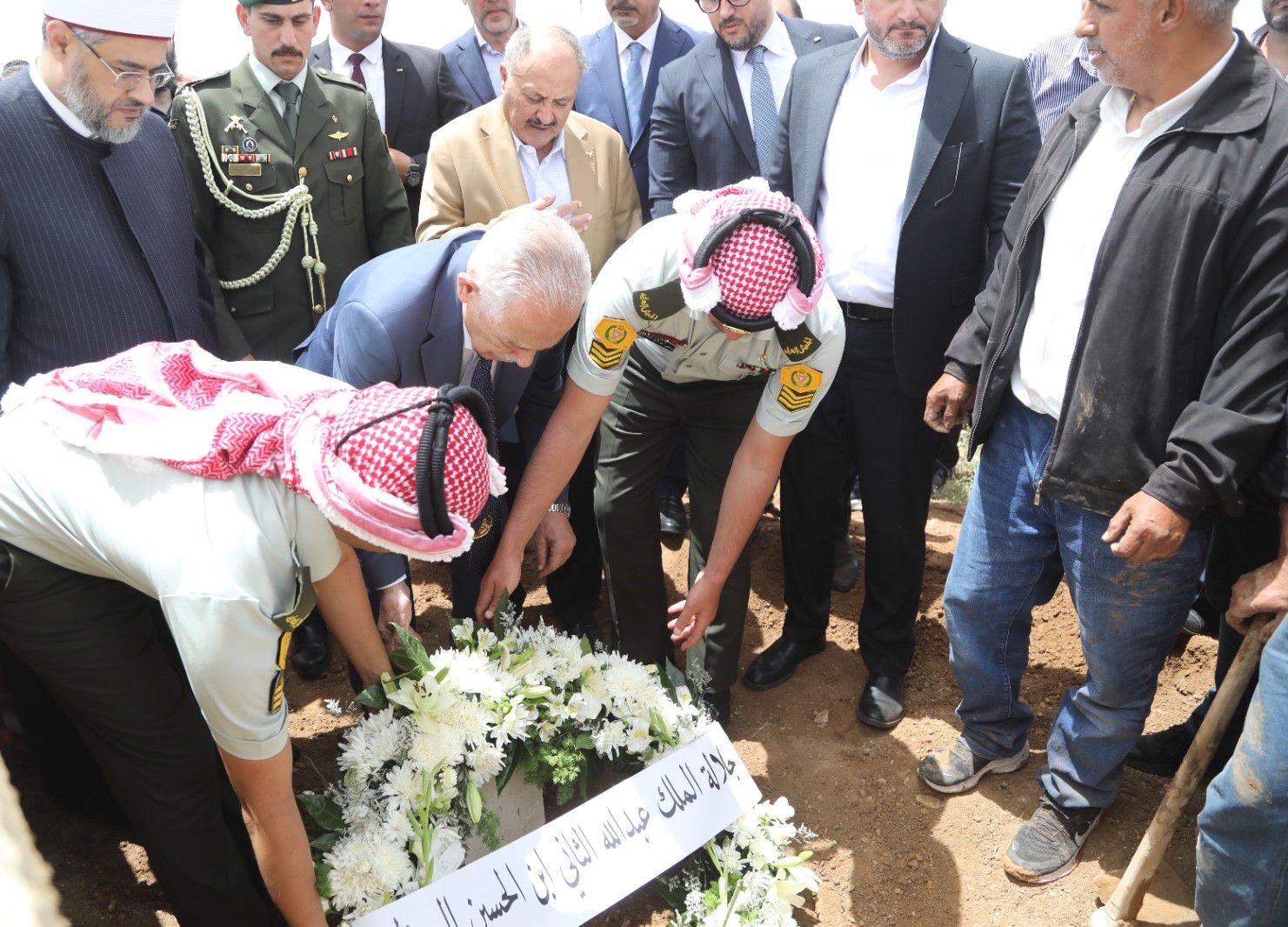 *مندوبا عن الملك وولي العهد.. العيسوي يشارك في تشييع جثمان الوزير والعين الأسبق مازن الساكت*