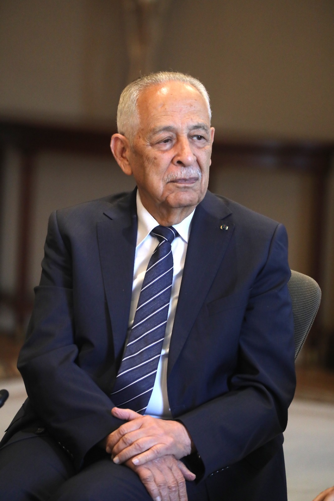 بتوجيهات ملكية.. العيسوي ينقل تمنيات الملك وولي العهد للعين الأسبق برجس الحديد بدوام الصحة والعافية