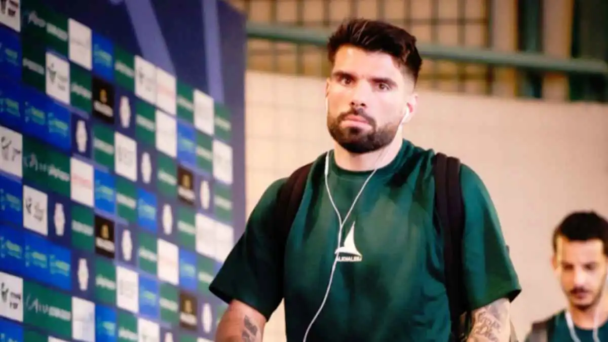 بعد خطئه أمام الهلال.. أول تحرك من نادي الخليج في أزمة ريبوتشو