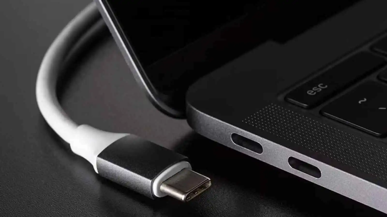 أوروبا تتجه لتوحيد الشحن.. إلزام "اللابتوبات" الجديدة بمنفذ USB-C