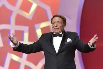 لقاء نادر بين "كوكب الشرق" و"الزعيم" يُشعل منصات التواصل في مصر